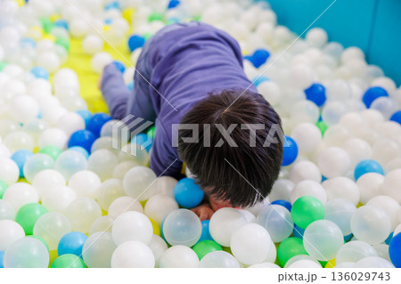 ボールプールで遊ぶ男の子 136029743