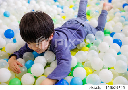 ボールプールで遊ぶ男の子 ボールプールで遊ぶ男の子 136029746