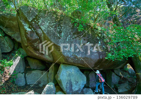 春の茨城県つくば市の筑波山パワースポット 母の胎内潜りとハイカー 春の茨城県つくば市の筑波山パワースポット 母の胎内潜りとハイカー 136029789