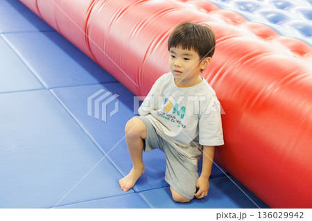 室内遊具で遊ぶ男の子 室内遊具で遊ぶ男の子 136029942