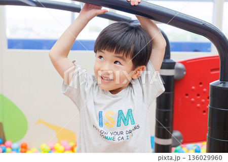 室内遊具で遊ぶ男の子 室内遊具で遊ぶ男の子 136029960
