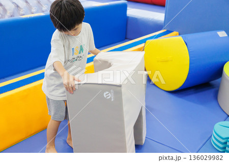 室内遊具で遊ぶ男の子 136029982
