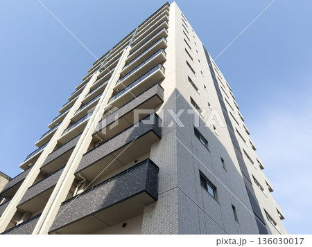 青空を背景にしたマンションの外観 青空を背景にしたマンションの外観 136030017