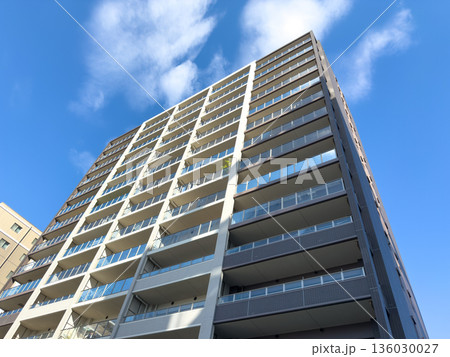 青空を背景にしたマンションの外観 136030027