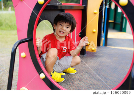 公園で遊ぶ日本人の男の子 公園で遊ぶ日本人の男の子 136030099