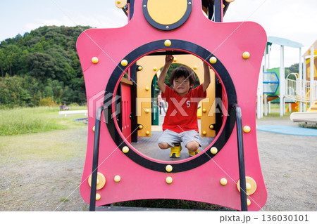 公園で遊ぶ日本人の男の子 公園で遊ぶ日本人の男の子 136030101