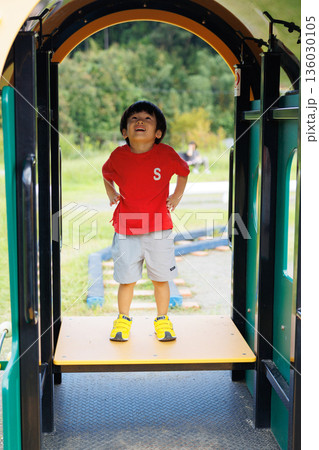 公園で遊ぶ日本人の男の子 136030105