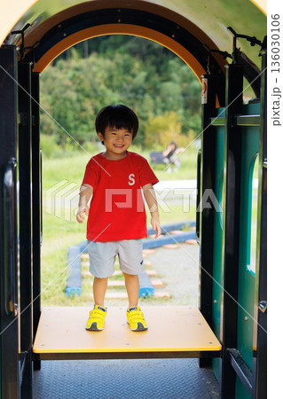 公園で遊ぶ日本人の男の子 公園で遊ぶ日本人の男の子 136030106