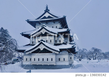 冬の弘前城・天守（青森県・弘前市） 136030142