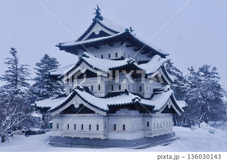 冬の弘前城・天守（青森県・弘前市） 136030143