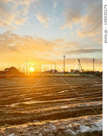 田舎の朝焼け 136030274
