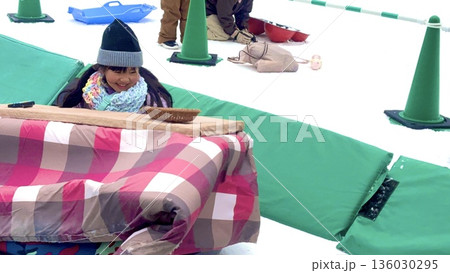 ソリごたつを楽しむ子供 136030295