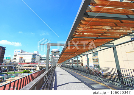 愛知県豊田市、名鉄豊田市駅に停車する電車の風景 136030347