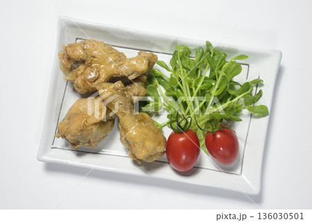 鶏手羽元料理の盛り付けを俯瞰 鶏手羽元料理の盛り付けを俯瞰 136030501