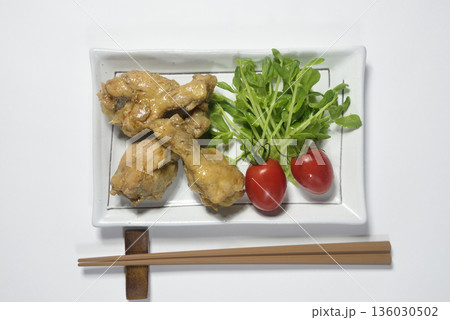 鶏手羽元料理の盛り付けを俯瞰 鶏手羽元料理の盛り付けを俯瞰 136030502