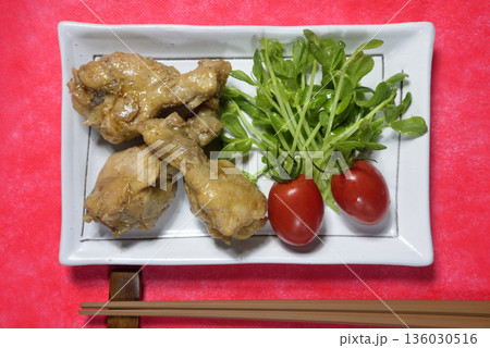 鶏手羽元料理の盛り付けを俯瞰 136030516