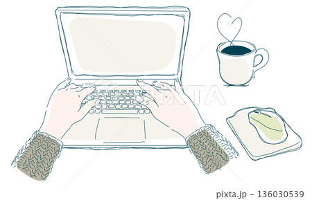 ノートパソコンを使う女性の手 136030539