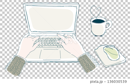 ノートパソコンを使う女性の手 136030539