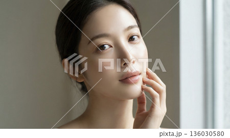 窓辺の自然光に包まれる日本人女性のナチュラルビューティー 136030580