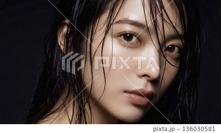 濡れた髪と透明肌が印象的な日本人女性のアートビューティーポートレート 136030581