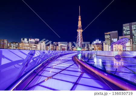 名古屋市、オアシス21と中部電力ミライタワーの夜景 136030719