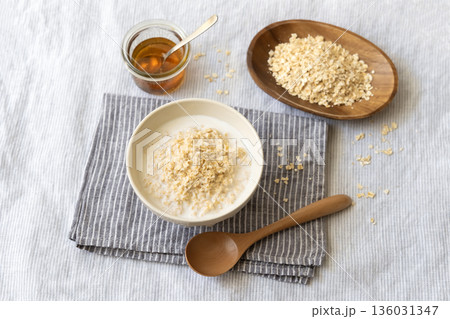 オートミールのミルク粥とはちみつ 136031347