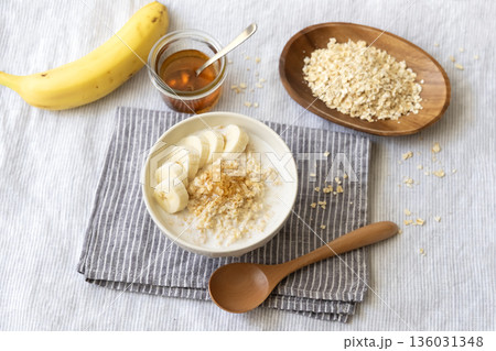 オートミールのミルク粥とバナナとはちみつ 136031348