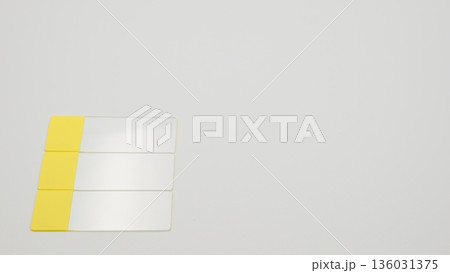 白背景の下段左寄せに縦置き配置されたスライドガラスの標準アングル写真 白背景の下段左寄せに縦置き配置されたスライドガラスの標準アングル写真 136031375