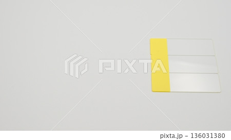 白背景の中段右寄せに縦置き配置されたスライドガラスの標準アングル写真 136031380