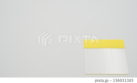 白背景の下段右寄せに縦置き配置されたスライドガラスの標準アングル写真 136031385