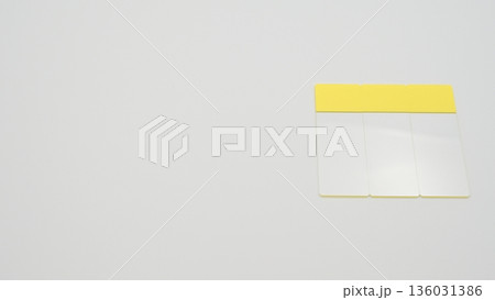 白背景の中段右寄せに縦置き配置されたスライドガラスの標準アングル写真 136031386