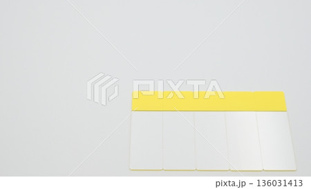 白背景の下段右寄せに縦置きで並べたスライドガラス5枚の標準アングル写真 白背景の下段右寄せに縦置きで並べたスライドガラス5枚の標準アングル写真 136031413