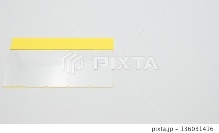 白背景の中段左寄せに縦置きで並べたスライドガラス5枚の標準アングル写真 白背景の中段左寄せに縦置きで並べたスライドガラス5枚の標準アングル写真 136031416