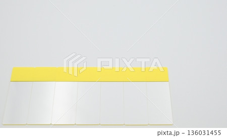 白背景の下段左寄せに縦置きで並べたスライドガラス7枚の標準アングル写真 白背景の下段左寄せに縦置きで並べたスライドガラス7枚の標準アングル写真 136031455