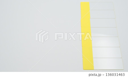 白背景の右寄せに横置きで並べたスライドガラス7枚の標準アングル写真 136031463