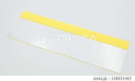 白背景に斜め右下がりに配置されたスライドガラス9枚の標準アングル写真 白背景に斜め右下がりに配置されたスライドガラス9枚の標準アングル写真 136031467