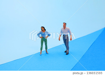 2人の会社員 136031593