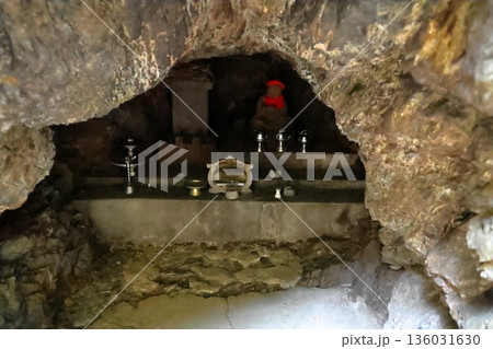 高尾山6号路の洞窟に祀られた岩屋大師 高尾山6号路の洞窟に祀られた岩屋大師 136031630
