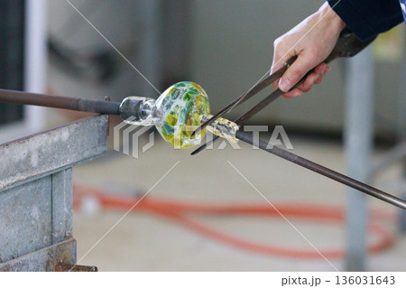吹きガラス制作工程｜溶けたガラスを道具で成形する瞬間 136031643