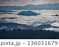 会津駒ヶ岳稜線から朝の山並みと雲海 136031679