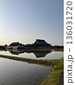 朝のお寺 136031720