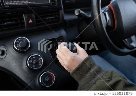 自動車を運転する人 136031879
