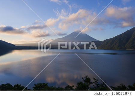 本栖湖から見た、朝焼けの空と雲に覆われた逆さ紅の絶景 本栖湖から見た、朝焼けの空と雲に覆われた逆さ紅の絶景 136031977