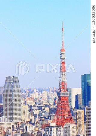 東京都港区、東京の町並みと東京タワーの風景 136032006