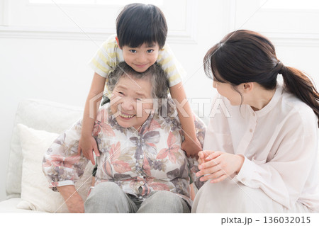 孫とひ孫とおばあちゃんの四世代の3人 孫とひ孫とおばあちゃんの四世代の3人 136032015