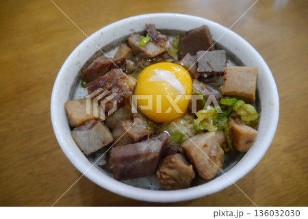 角切りチャーシュー丼 136032030