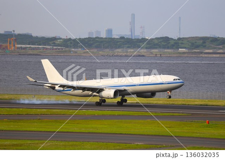 空港の滑走路に着陸する飛行機 空港の滑走路に着陸する飛行機 136032035