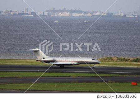 空港の滑走路に着陸するプライベートジェット・ビジネスジェット 空港の滑走路に着陸するプライベートジェット・ビジネスジェット 136032036