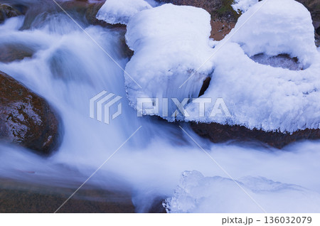 雪の上の小さな滝 136032079