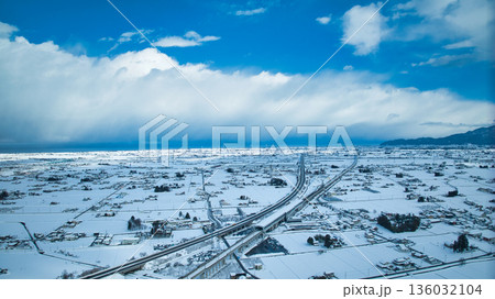 積雪で白くなった冬の黒部市 136032104